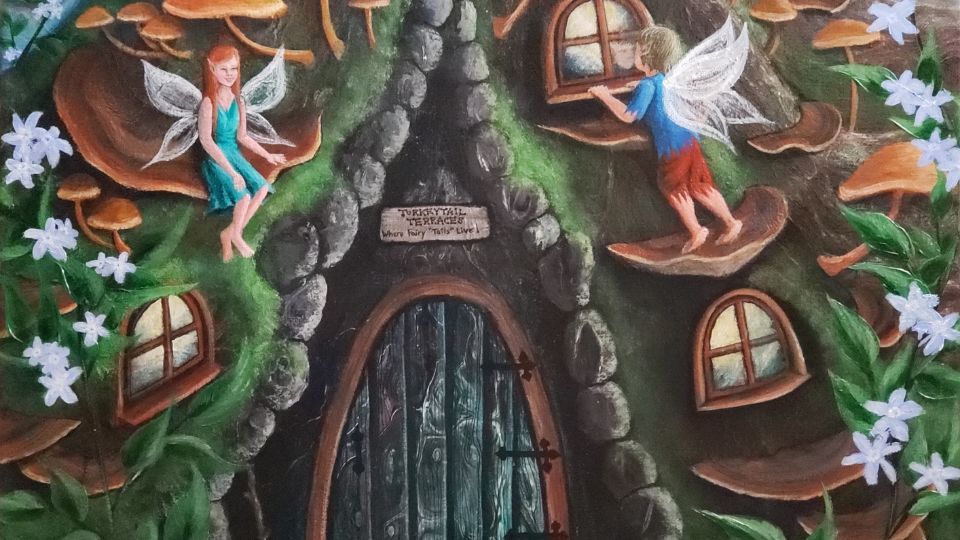 Két tündér egy varázslatos házikónál, amely gombákból és virágokból áll.