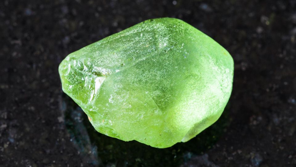 Egy csillogó zöld olivin ásvány, amely a természetes szépségét tükrözi.