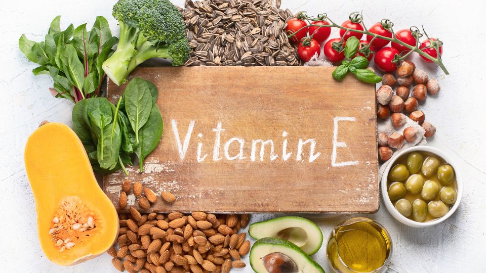 Friss zöldségek és magvak, köztük brokkoli, spenót és mandula, E-vitaminnal.