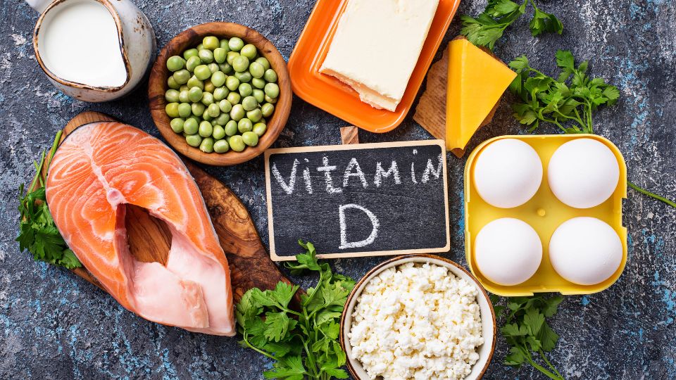 D-vitaminban gazdag ételek, mint lazac, tojás, zöldborsó és tejtermékek.