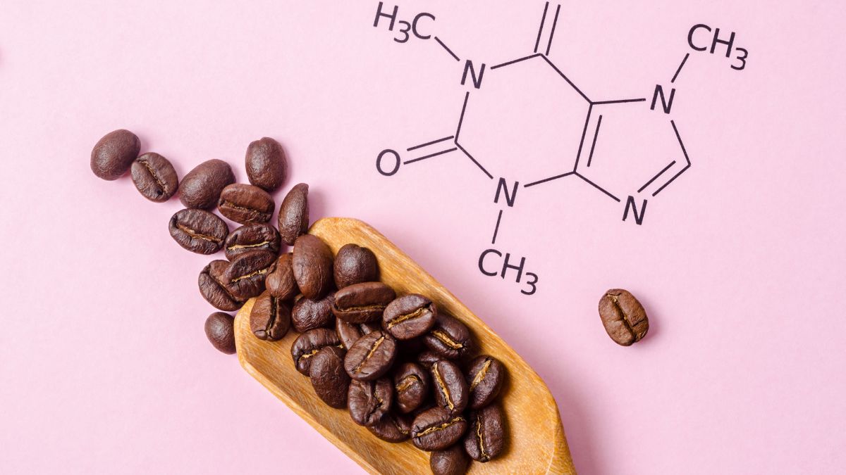 Kávészemek egy fakanálon, háttérben a koffein molekula szerkezete.