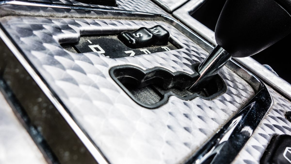 Közelkép egy Tiptronic váltóról, amely az autó sebességváltó rendszerét mutatja.
