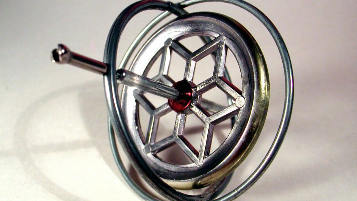 Egy fém giroszkóp, amely a forgómozgás elvén működik, stabilitást biztosít.