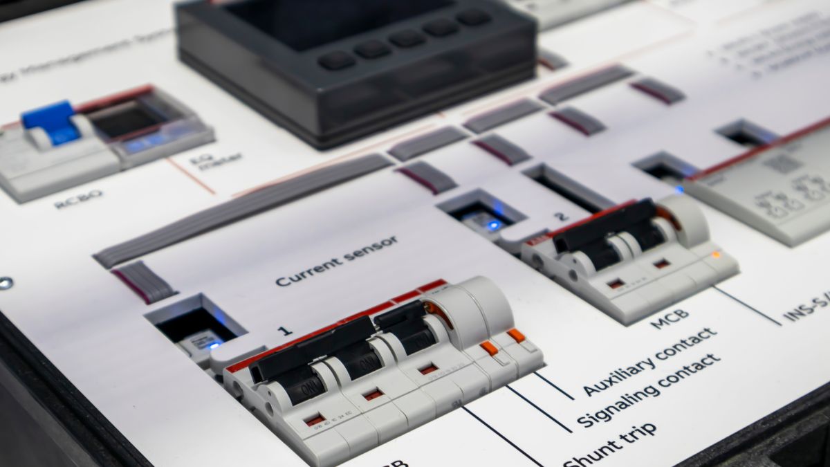 Egy vezérelt áramú elosztópanel, amely különböző kapcsolókat és érzékelőket tartalmaz.